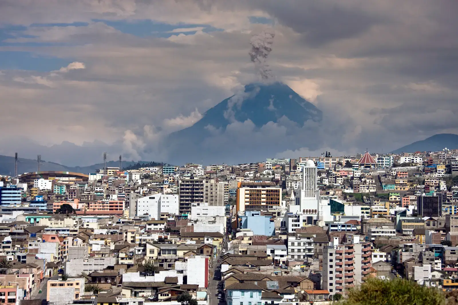 La ville d'Ambato au pied du volcan Tungurahua
